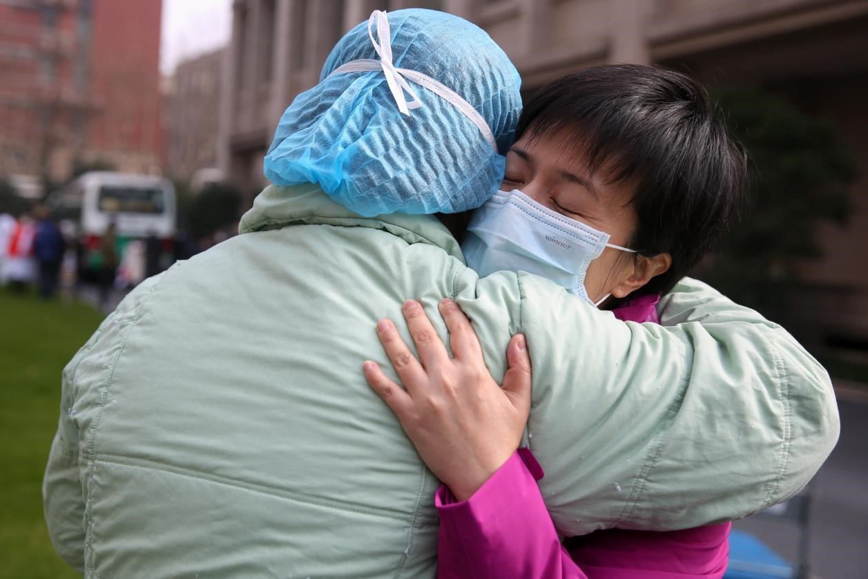 2020年2月9日,上海瑞金医院,瑞金医院的同事们出发前彼此拥抱加油打气