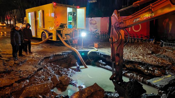 上海遭遇寒潮，应急人员冒雨雪彻夜抢修爆裂水管