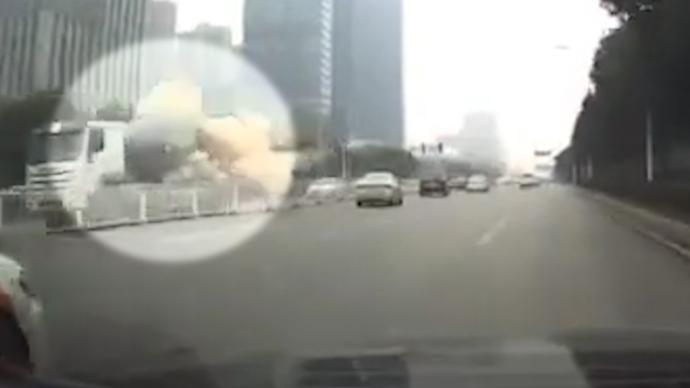 武汉一水泥罐车行驶中突发爆炸，现场黄烟四射