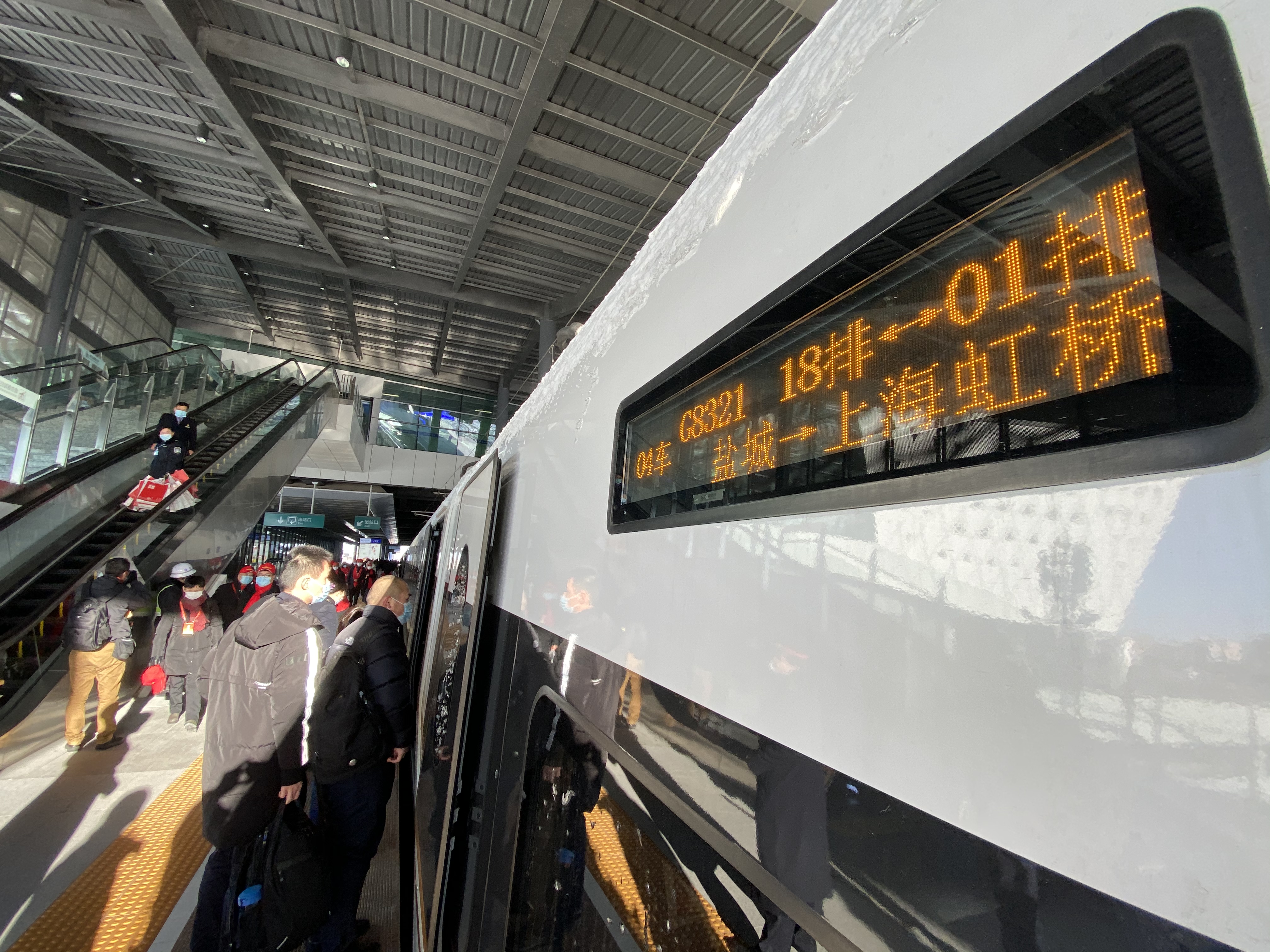 12月30日,盐通高铁开通运营,图为盐城站首发列车