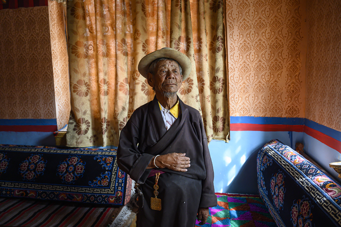 2020年8月19日,西藏林芝市,一位藏族老人.