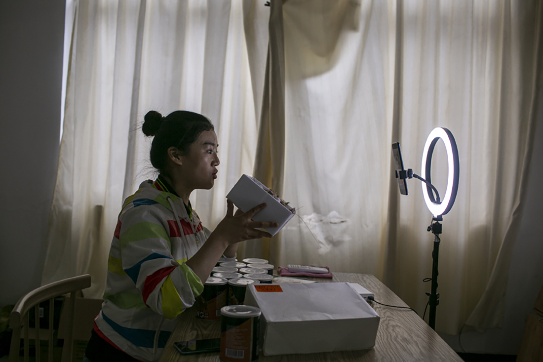 2020年6月17日,江苏连云港,一位主播在网红工作室里进行直播带货.