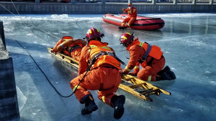 爬冰卧雪，吐鲁番消防零下12℃开展冰面救援训练