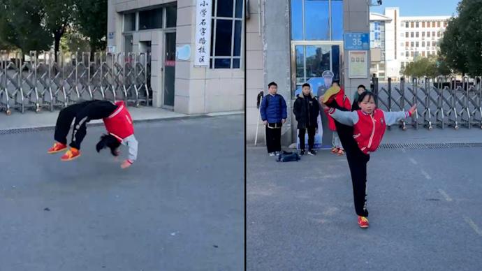 11歲女孩校門口練武術,身后小伙伴看呆了