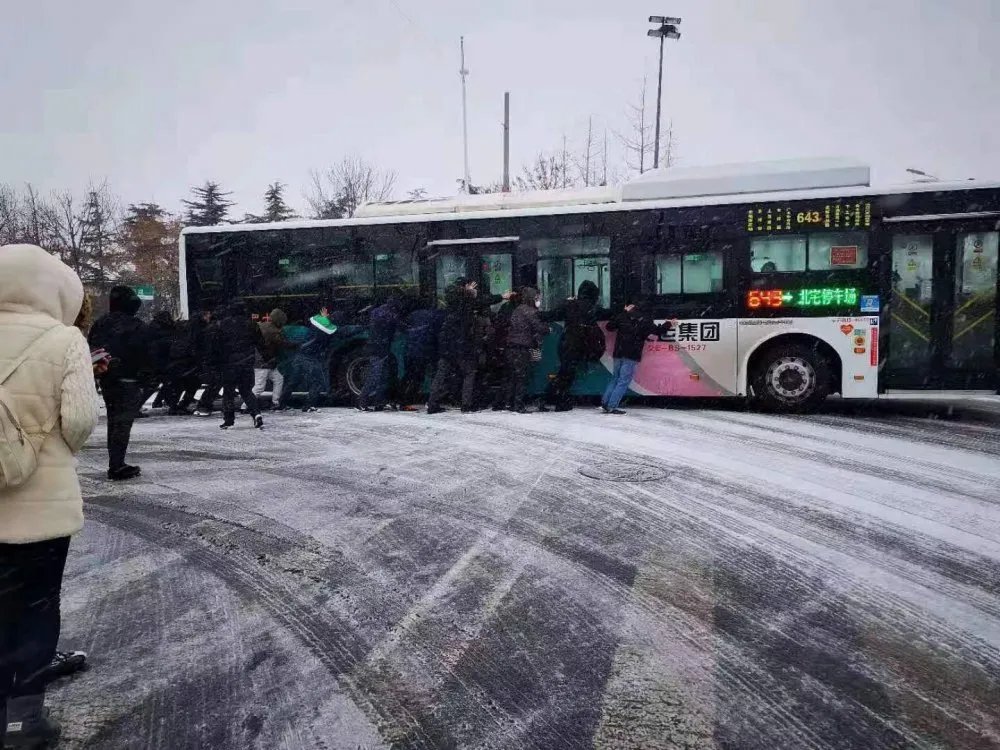 近百名市民幫忙推公交上坡。? 本文圖片均來自青島城運控股集團溫馨巴士公司官網