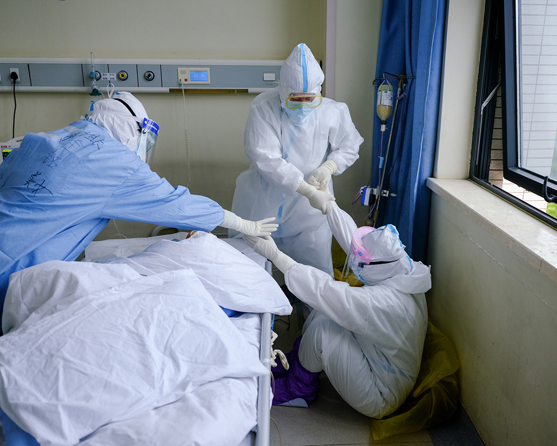 2020年4月11日,武汉协和医院西院,一名医护人员跌坐在地上.