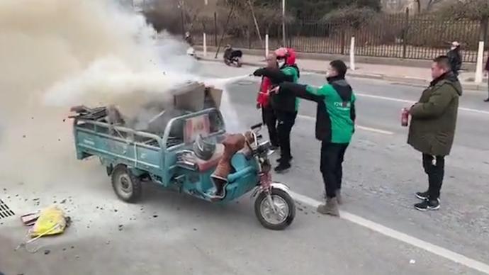 72歲老人載廢品的三輪車起火,眾人合力將火撲滅