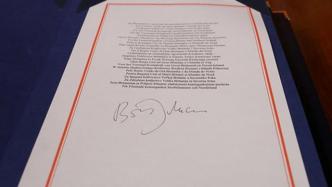 英国首相约翰逊签署《英欧贸易与合作协议》