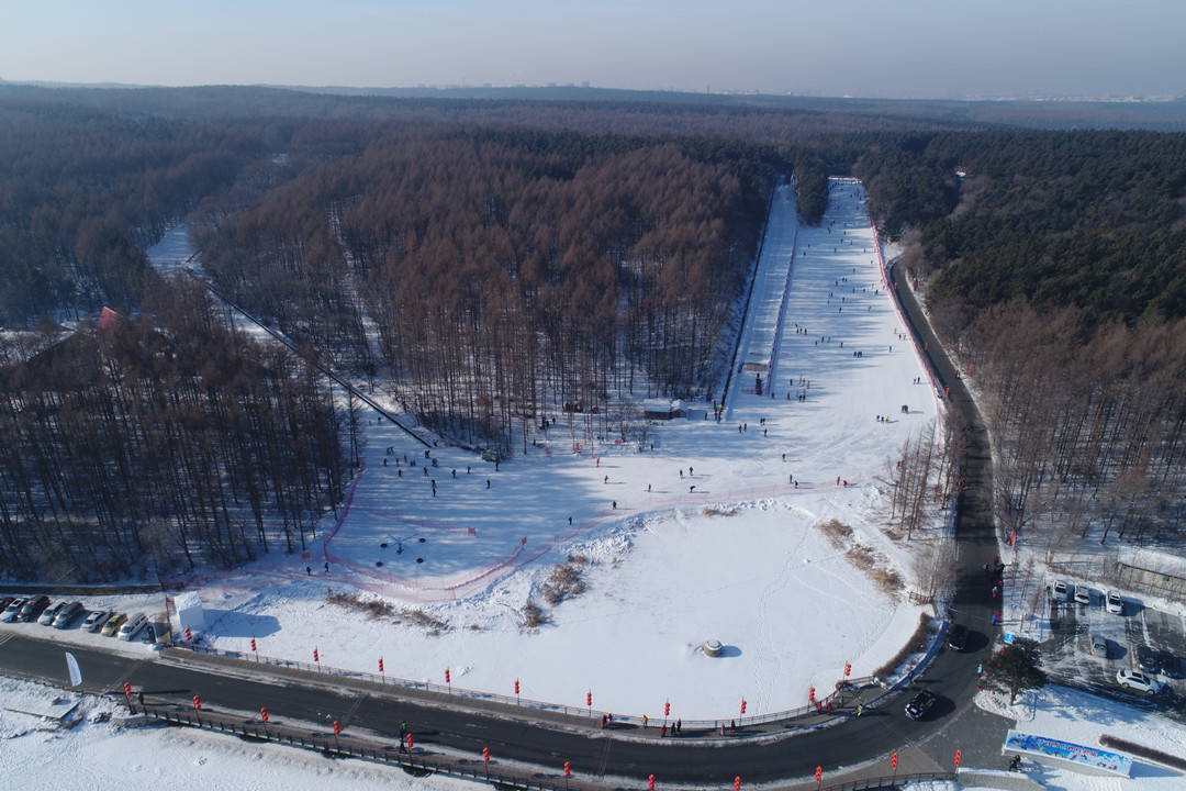 廟香山滑雪場的娛樂設施非常完善,不會滑雪的遊客在這裡也可以找到