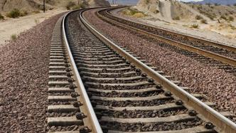 川藏铁路拉林段今天全线轨道铺通，拉林铁路将于明年6月通车