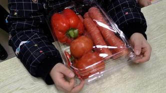 成都一小学给学生发红色蔬菜做新年礼物：寓意红红火火
