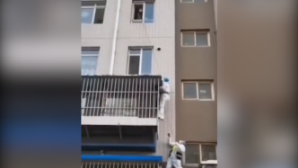 大連這些“大白”拼了！他們爬樓破窗當“消防員”