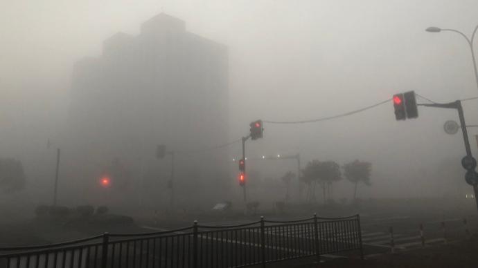 上海今晨升级大雾橙色预警，局部地区能见度小于50米