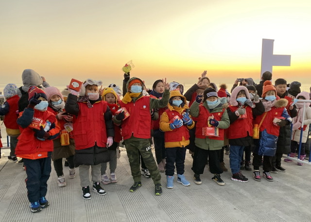 迎接新年第一缕阳光，上海数百名游客和跑者许下新年祝福