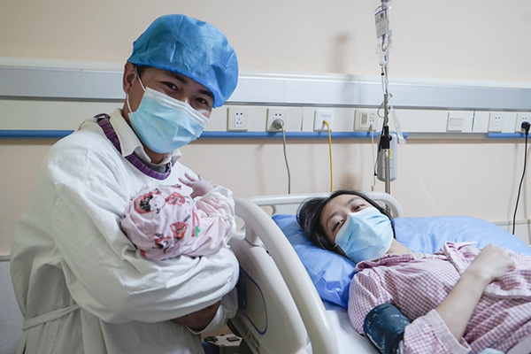 1月1日0点0分，在中国福利会国际和平妇幼保健院的产房内，一名体重3175g、身长50公分的健康男婴顺利诞生。本文图片 均为医院供图