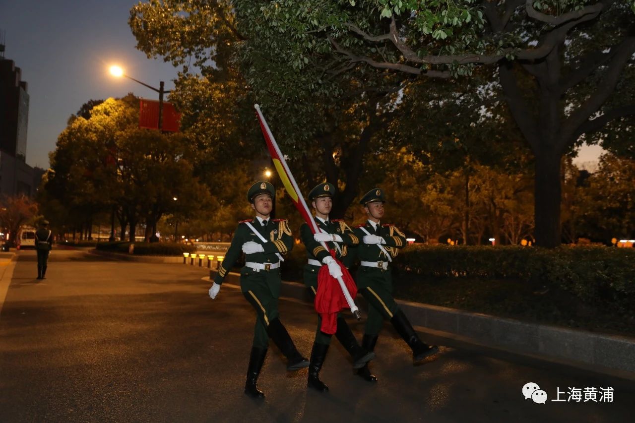 上海人民广场的新年首场升旗仪式现场  上海黄浦区 供图