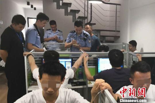 资料图：2018年7月，武汉警方破获特大网络诈骗案。图为抓捕现场 刘万鹏 摄