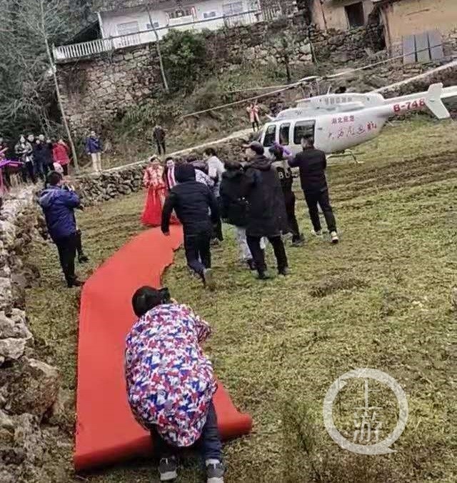 直升機機身印有“湖北應急”,引發關注。? 受訪者供圖
