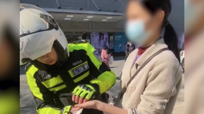 東莞女子街頭手指受傷滴血,交警為她包扎傷口