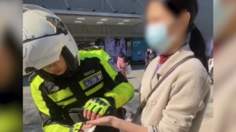 東莞女子街頭手指受傷滴血，交警為她包扎傷口