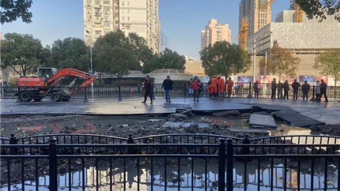 上海西藏南路附近一水管爆裂，现场一度“水漫金山”