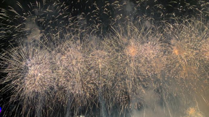 湖南浏阳新年焰火：10万发水母烟花壮观升空