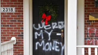 两千美元纾困法案受阻引发不满，佩洛西、麦康奈尔住宅遭涂鸦
