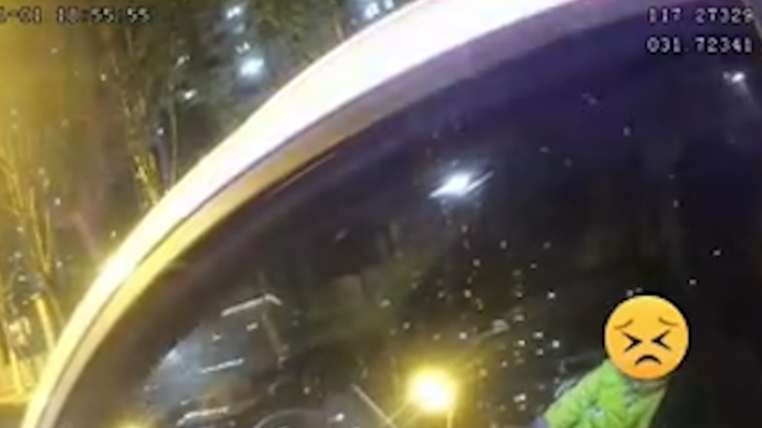 媽媽將兩孩子鎖車中開著內(nèi)循環(huán),路過群眾報(bào)警