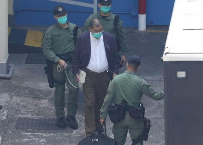 腰缠铁链 被押上 铁甲威龙 囚车 黎智英再出庭受审