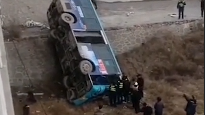 甘肃天水发生一起交通事故，一辆公交车坠桥