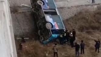 甘肃天水回应公交车坠桥：一般交通事故，无重大伤亡