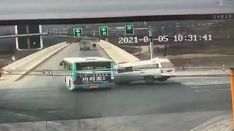 监控曝光，天水一辆公交车与救护车相撞偏离方向坠桥