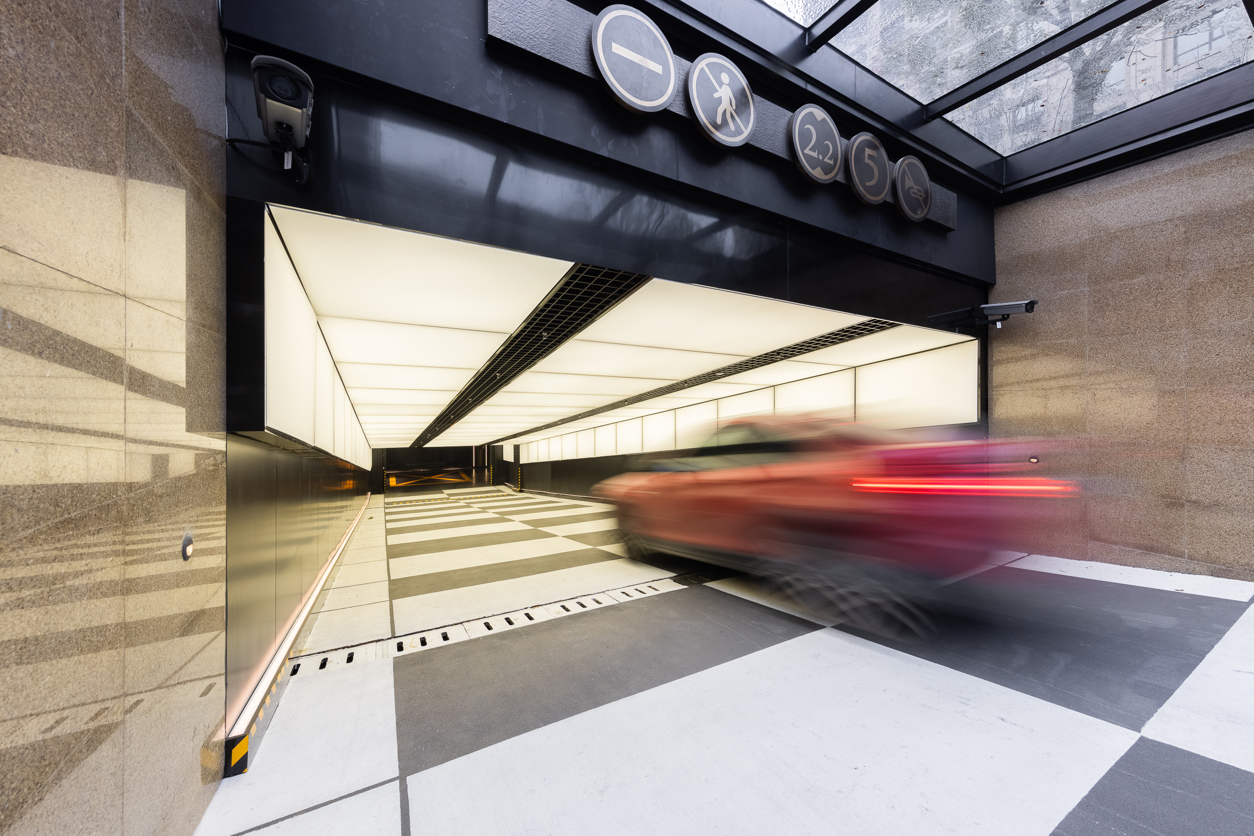 科技感十足的地下车库,以钢琴键为设计灵感,通过黑白相间的整体设计