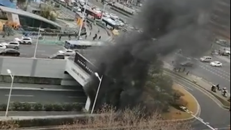 南京龙江隧道内轿车失火，无人员伤亡