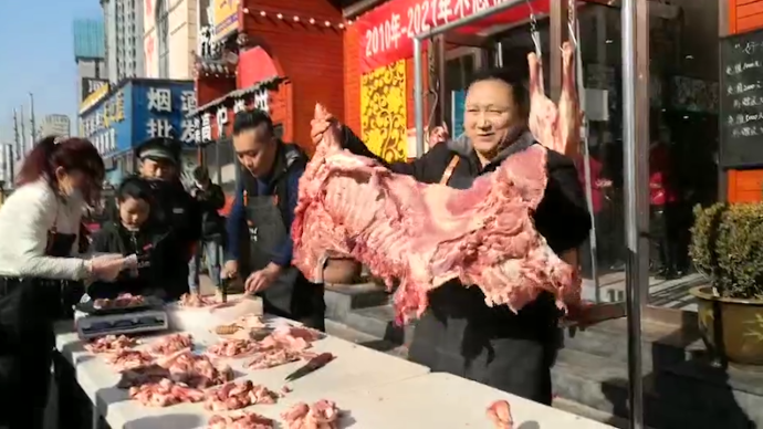 开店大叔新年备羊肉分给环卫工：我吃过百家饭