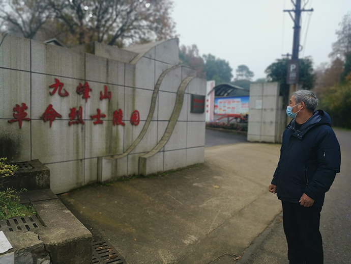 彭清柏去烈士陵园看望儿子。澎湃新闻记者 朱莹 图