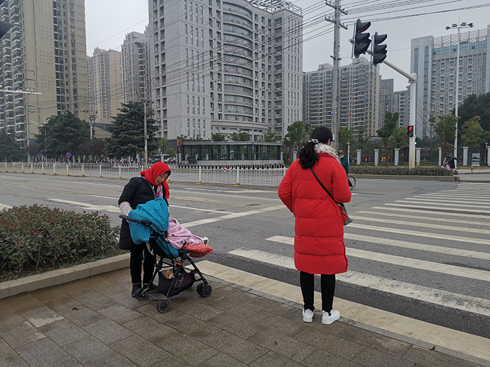 2020年12月初，钟欣（右）独自出门为六一买东西。澎湃新闻记者 朱莹 图