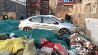 出差回家发现轿车被建筑垃圾围住，社区：施工方负责清运