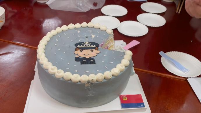 110警察节丨交警准备礼物邀请附近留守儿童共迎警察节