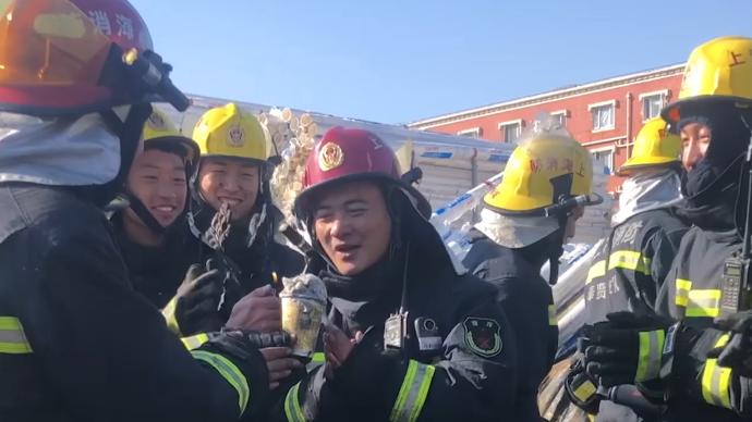-8℃下“冰甲”消防員,在寒風中用滅火泡沫“蛋糕”過生日