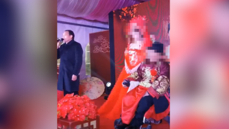 遵义八旬老人坐轮椅迎娶42岁女徒，男徒弟：为传承针灸事业