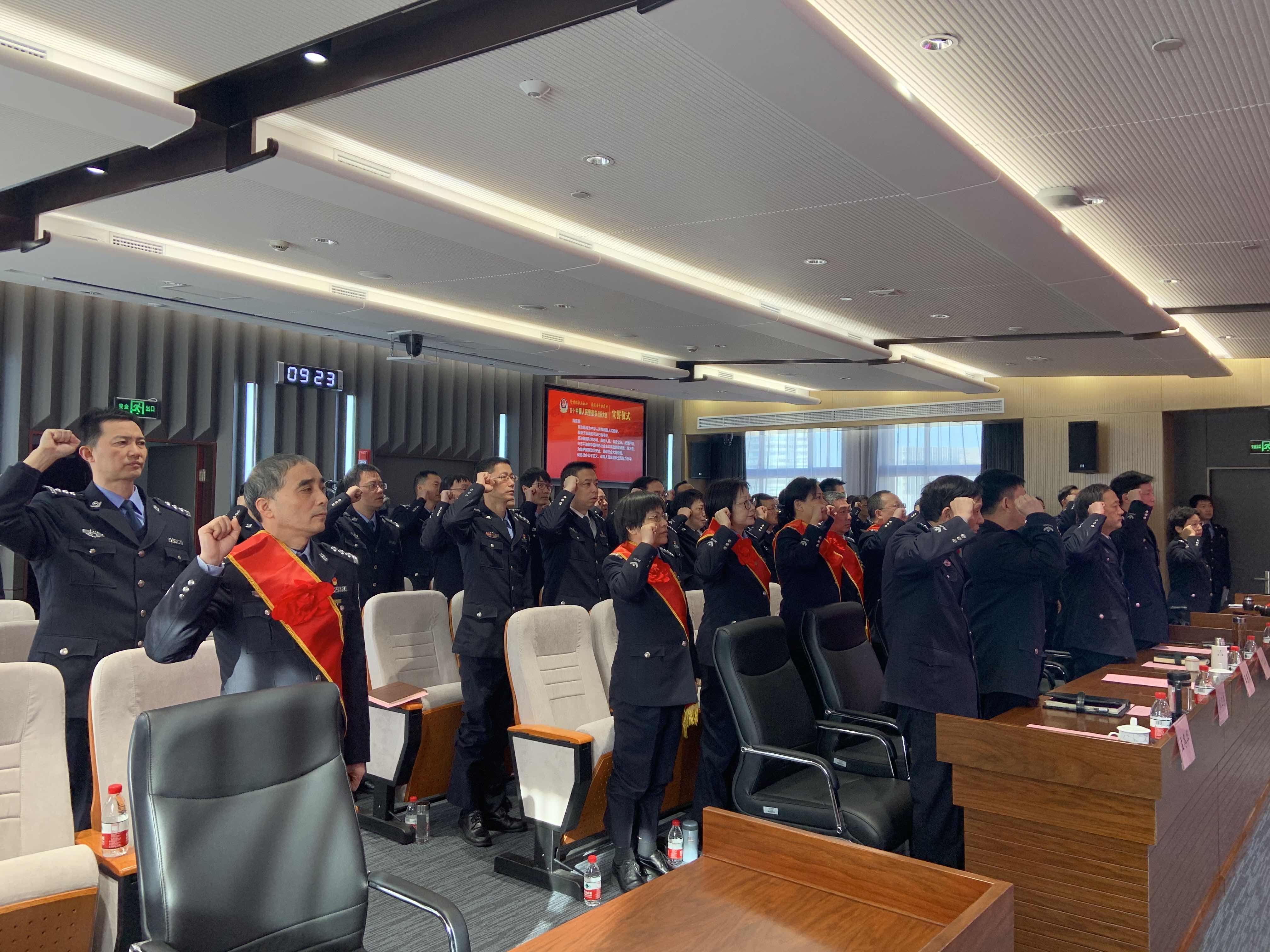 近百名民警举起右手,庄严宣誓.&nbsp; 澎湃新闻记者 邓玲玮 图