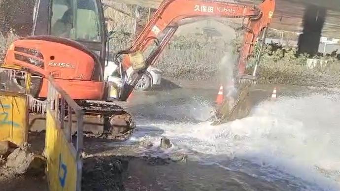 消防栓损坏水柱冲天，为防结冰民警启动应急预案