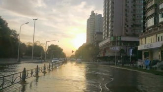 武汉一供水管道爆裂道路被淹，水务集团：气温骤降导致破管
