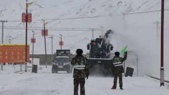 降雪天气，武警官兵清理新藏线400公里道路积雪
