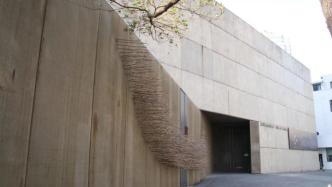 现场｜枯竹“刺穿”美术馆外墙，雕塑与书法如何对话