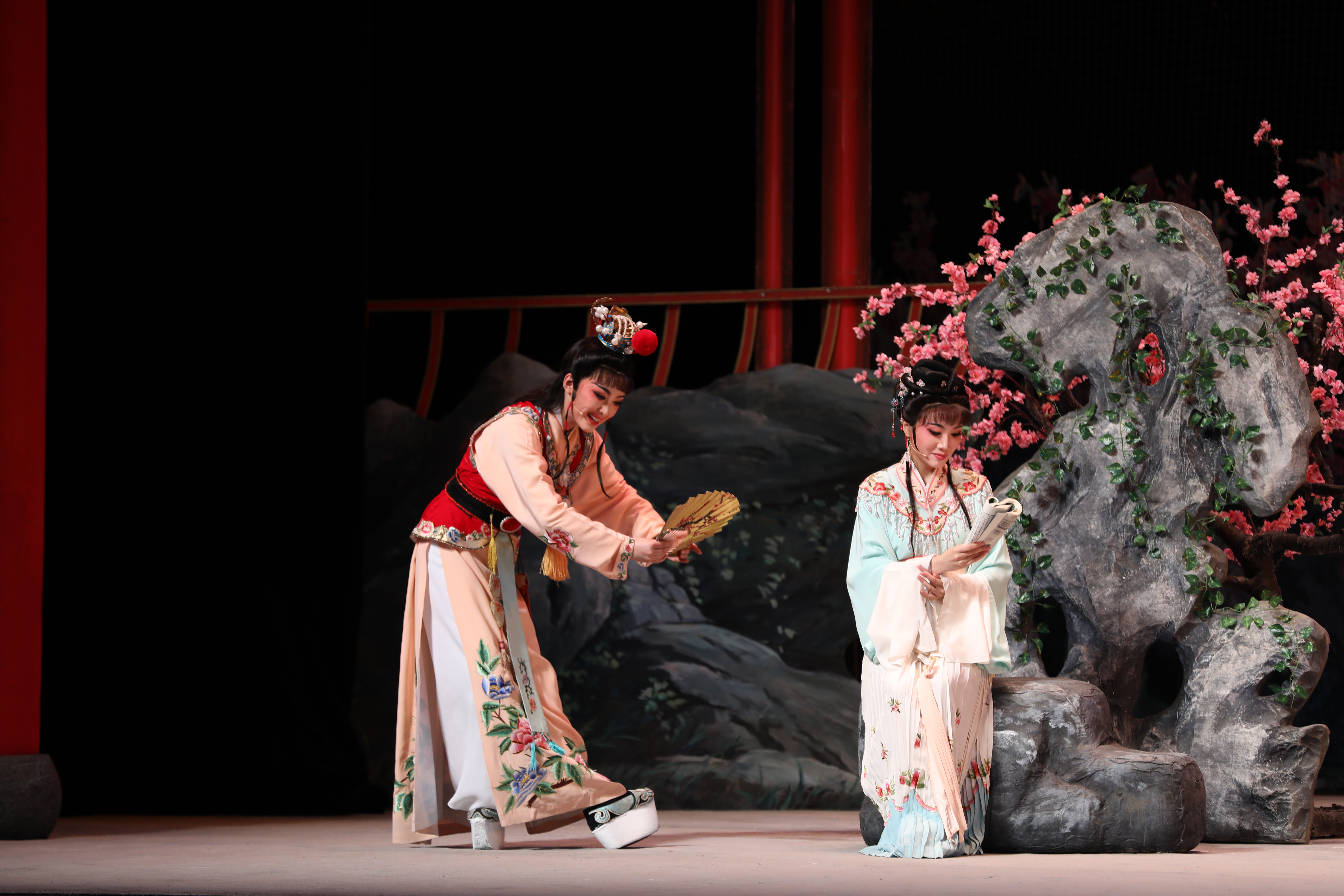 钱惠丽单仰萍组合久违归来这版红楼梦谢幕掀翻屋顶