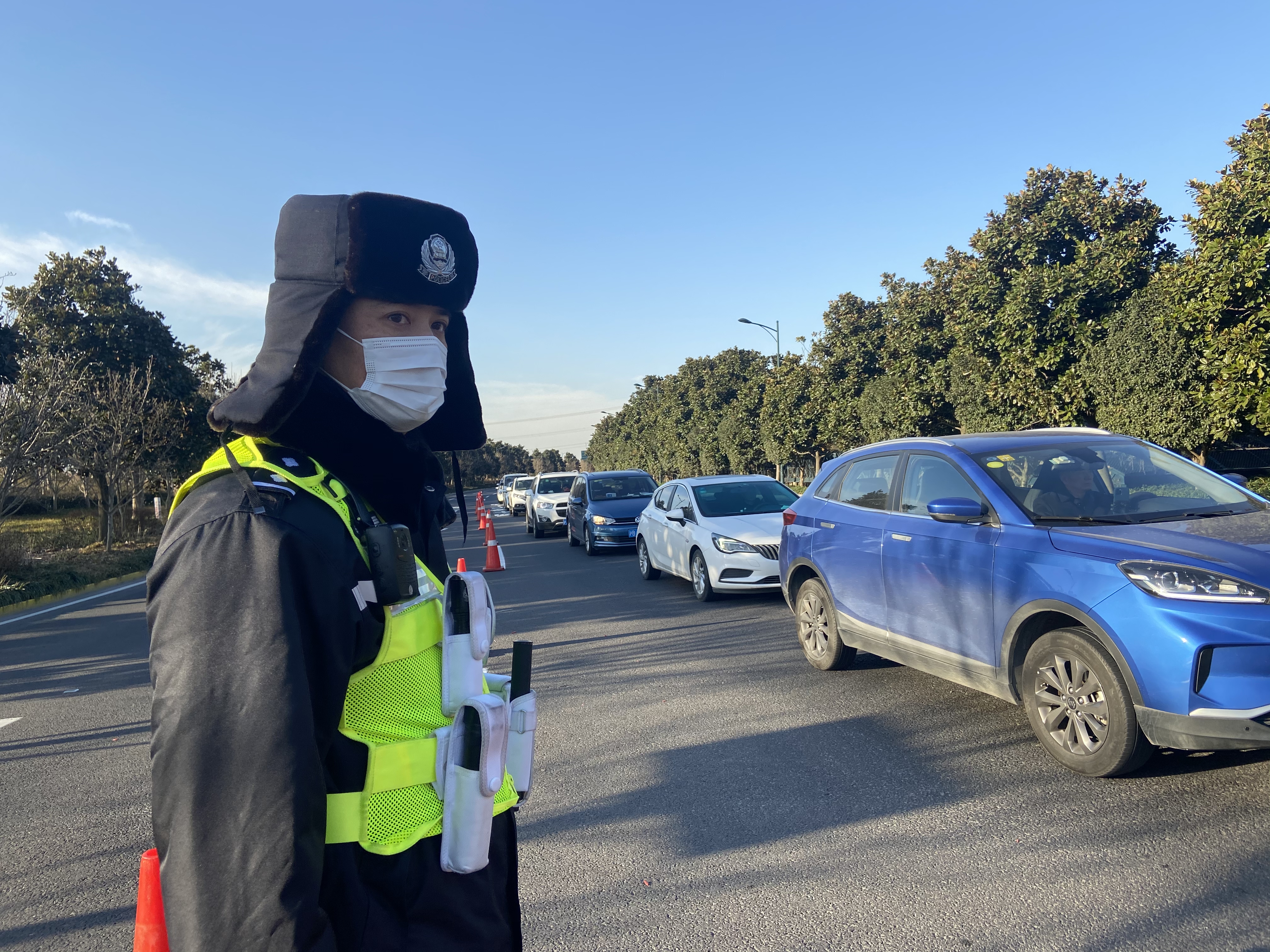 早8时许,度假区西环岛处,民警在指挥交通