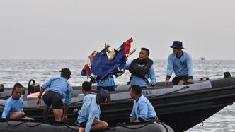 印尼打捞起部分空难遇难者遗体，海军发现疑似客机信号