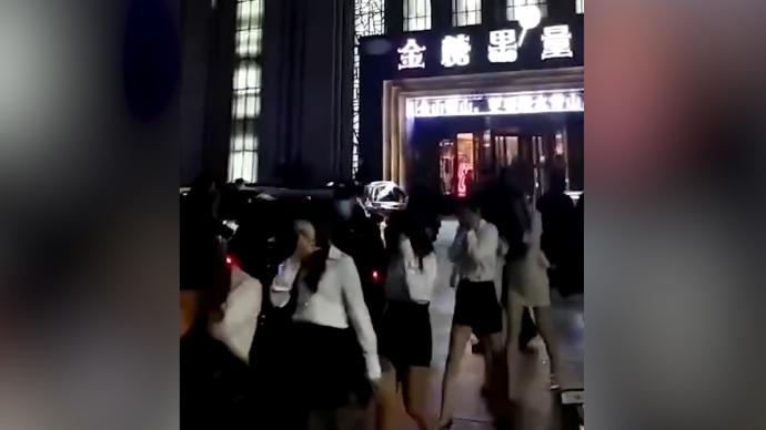 信阳警方深夜突袭KTV,多名女子被带走